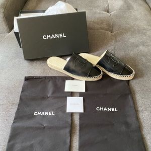 COPY - CHANEL Black Patent CC Backless Espadrille…